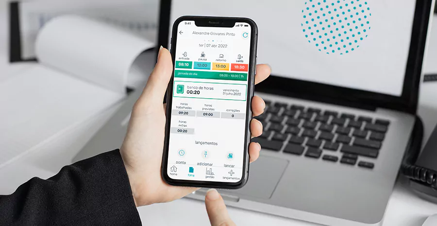 imagem de uma pessoa segurando um celular, representando como calcular banco de horas