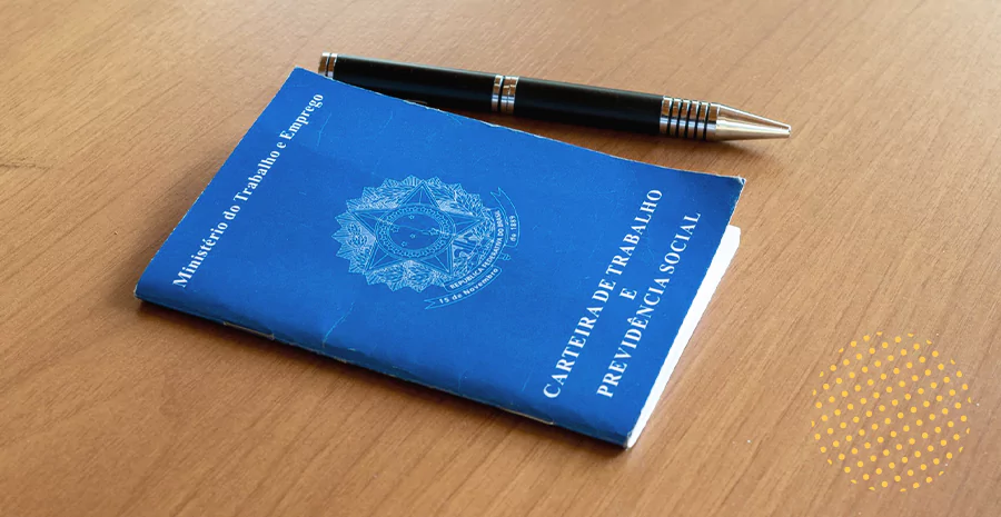 imagem de uma carteira de trabalho e uma caneta ao lado