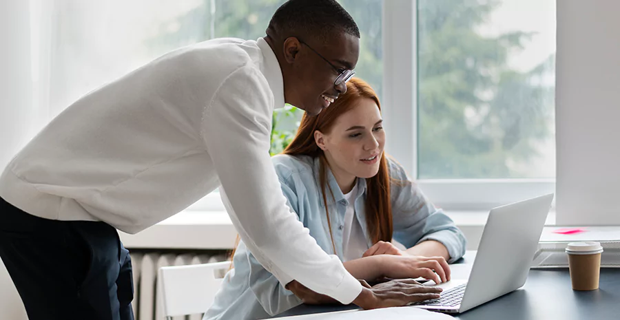 pessoas no escritório de trabalho, representando treinamento e capacitação de funcionários