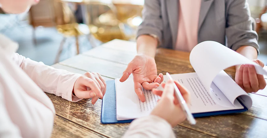 pessoas analisando documentos