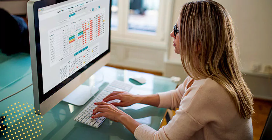 imagem de uma mulher em frente ao computador