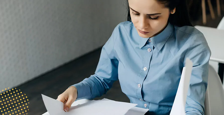 imagem de uma mulher com uma blusa social azul