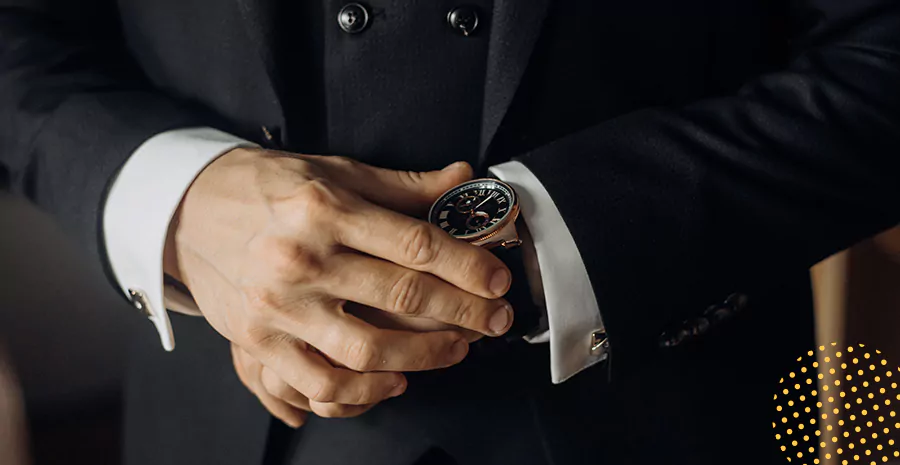 imagem de um homem segurando em seu relógio de pulso, representando a jornada de trabalho semanal