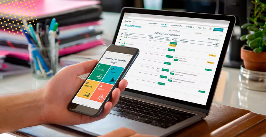 imagem de uma pessoa usando um computador e segurando um celular na tela inicial do aplicativo de controle de ponto da pontotel