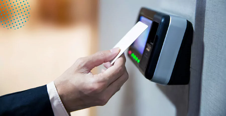 imagem de um homem batendo o ponto em um erp mecânico, representando o comprovante de ponto