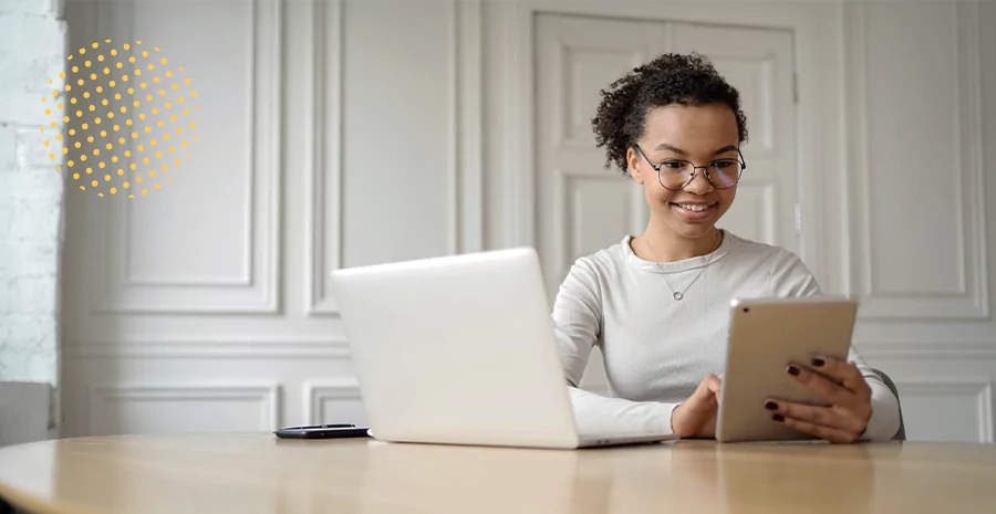 Uma mulher mexendo em um tablet