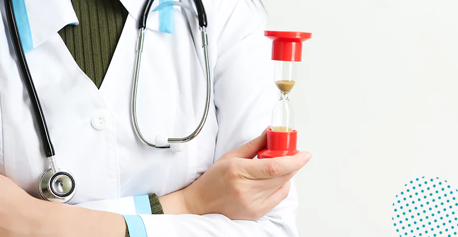 Um médico utilizando um temporizador