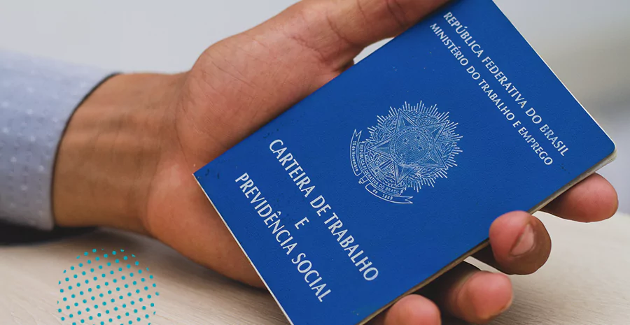 Mão segurando uma CLT