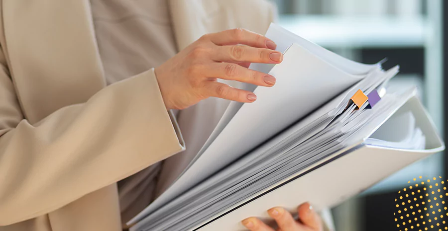 Mulher segurando papeis