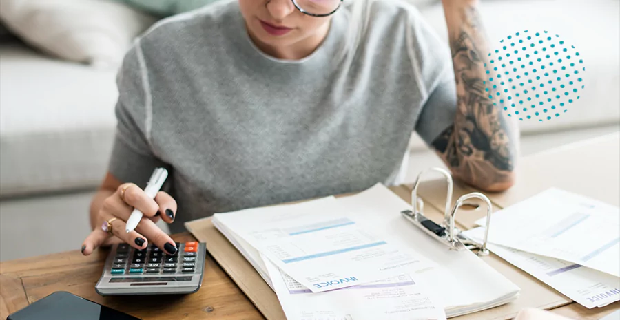 Mulher utilizando uma calculadora