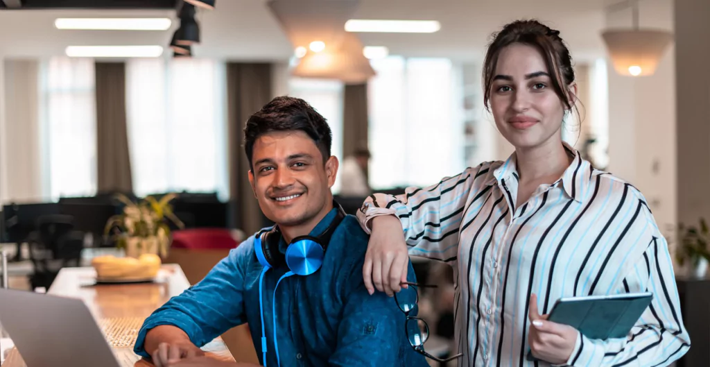 Mulher apoiando seu braço no ombro de um homem