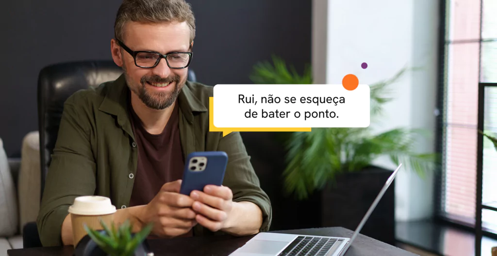 Homem segurando um celular, representando o melhor sistema de ponto eletrônico