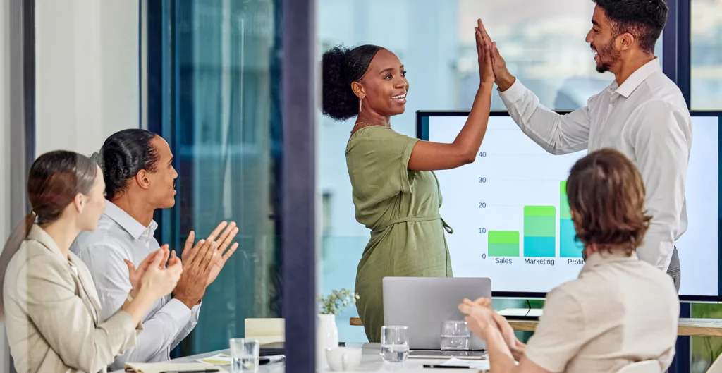 grupo de pessoas comemorando durante uma reunião