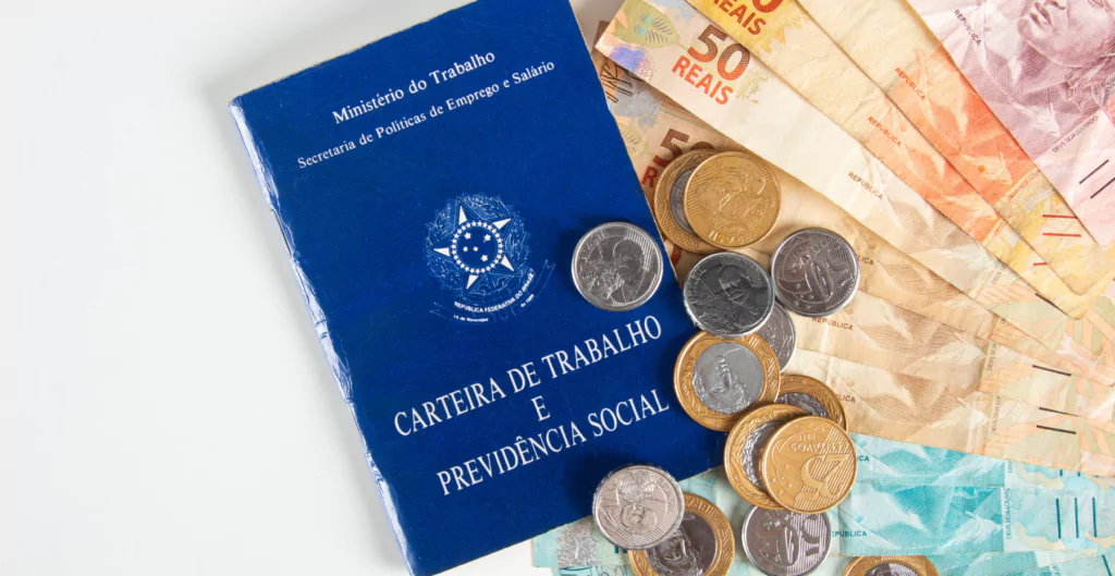 carteira de trabalho, notas de dinheiro e moedas