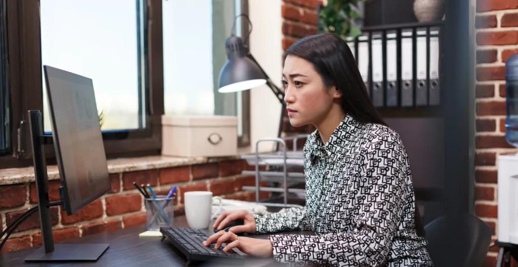 mulher acessando calendário do PIS em computador