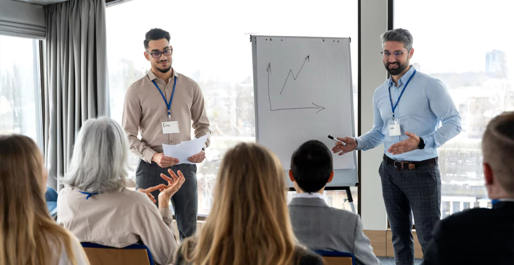 dois homens dando uma palestra para um grupo de pessoas