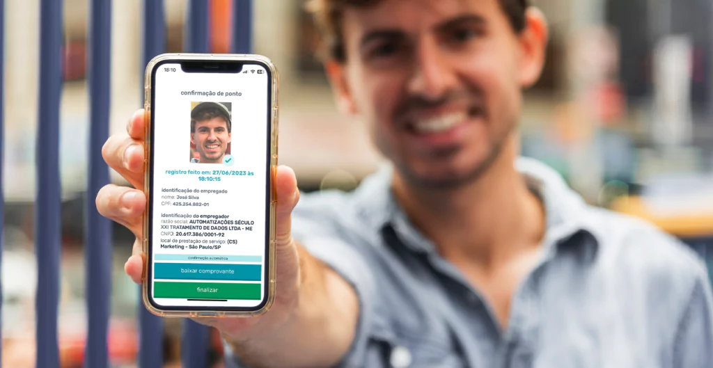 Homem mostrando celular com confirmação de ponto registrada.