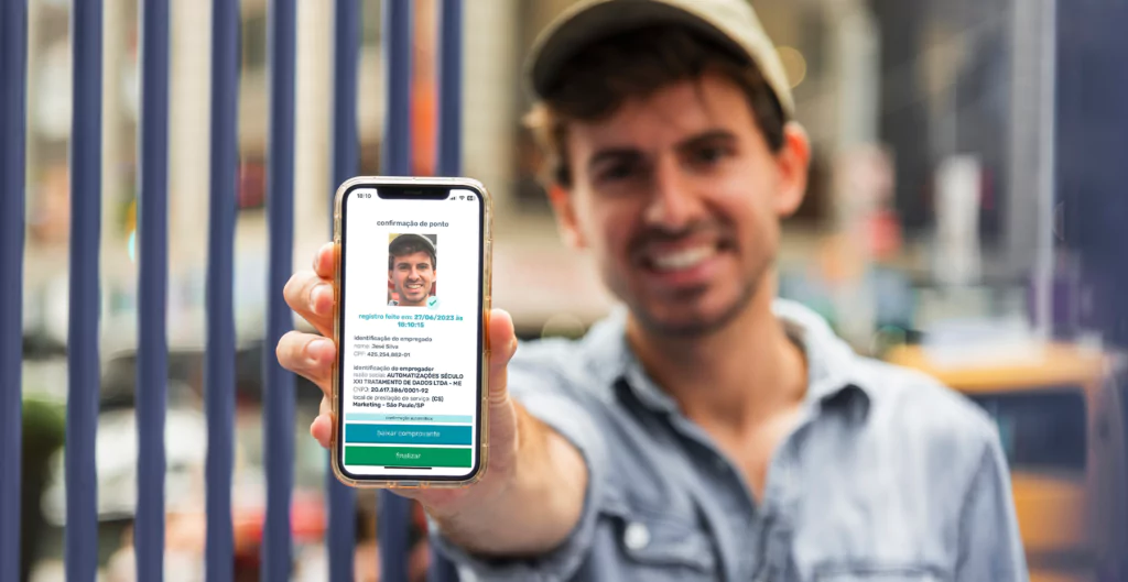 Homem segurando o celular mostrando a marcação de ponto 