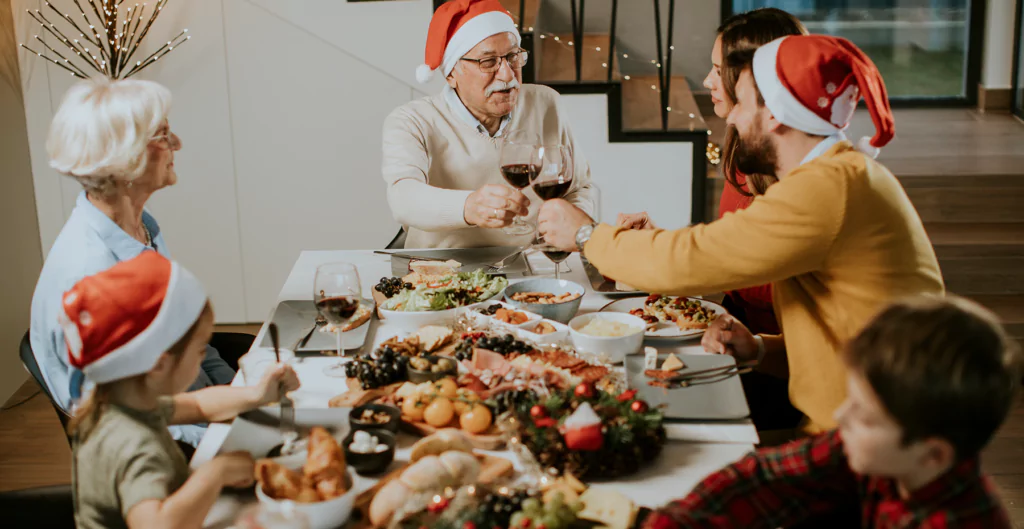 imagem mostra pessoas reunidas em uma ceia de natal 