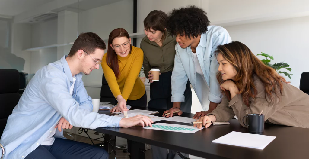 grupo de pessoas reunidos em volta de uma mesa 