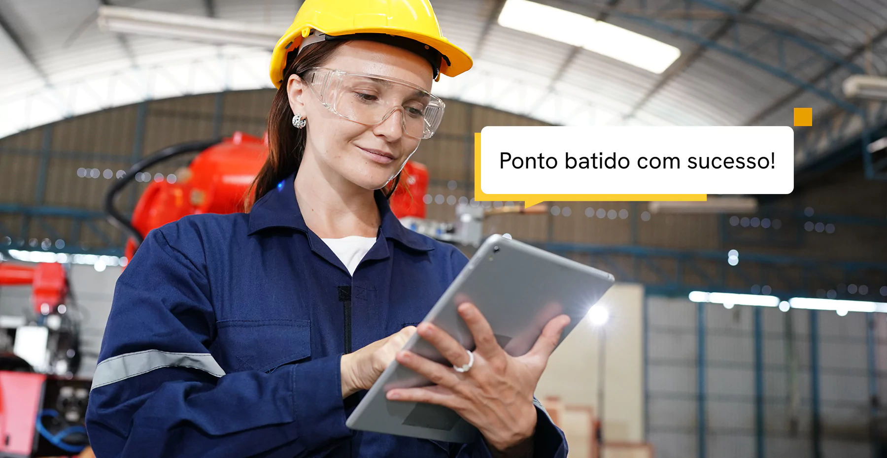 imagem de uma mulher em uma industria batendo ponto pelo tablet