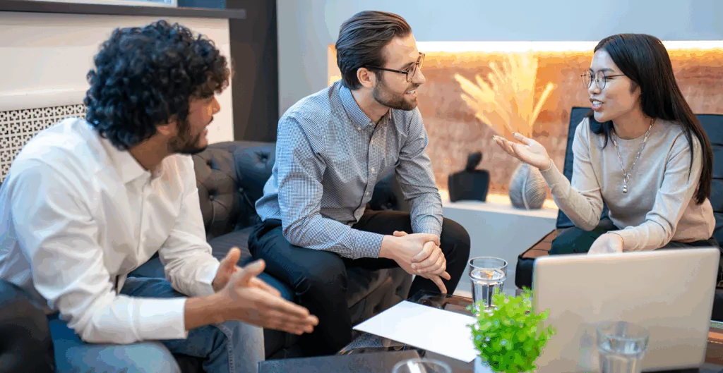 Colaboradores em reunião discutindo estratégias e reforçando a responsabilidade coletiva nas decisões corporativas.