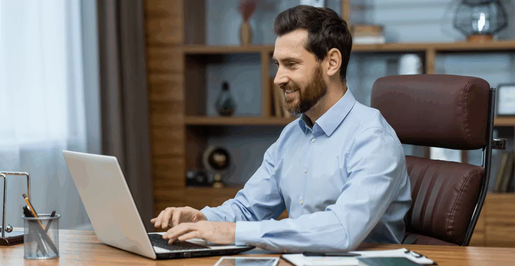 Um homem sentado à mesa com um notebook, para ilustrar Qualificação cadastral eSocial.