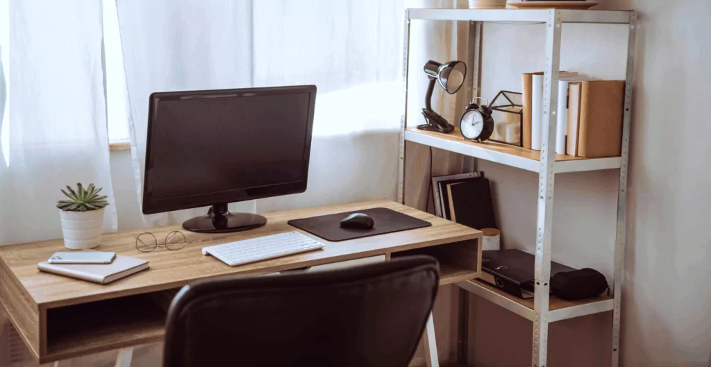 Estação de trabalho vazia representando sinais de baixa produtividade no home office e falta de engajamento.