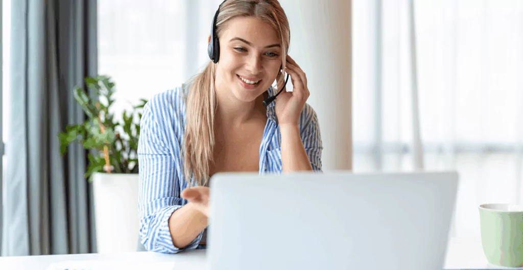 Profissional atendendo chamada em videoconferência, enquanto utiliza ferramentas de monitoramento de cliques para avaliar interações online.
