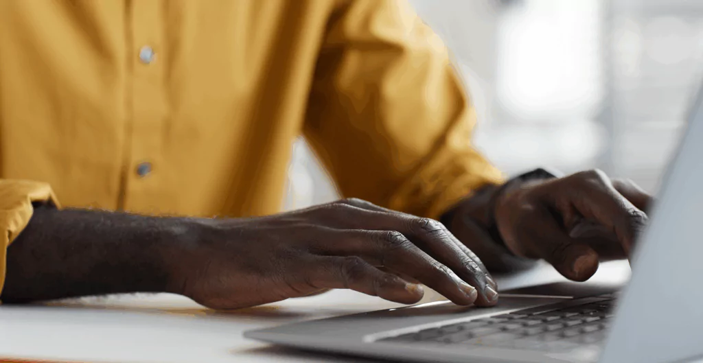 Colaborador em home office com foco nas atividades, simbolizando o monitoramento no home office de forma produtiva.