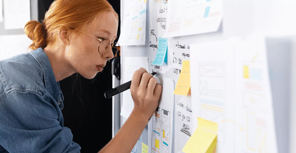 Profissional planejando novas estratégias, refletindo o comportamento impulsionado pela neomania no ambiente corporativo