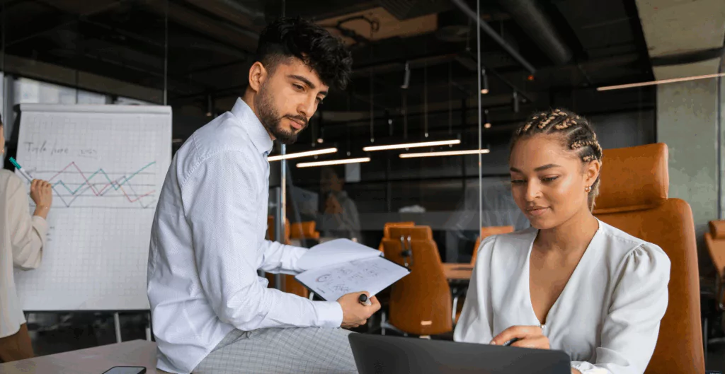 Equipe analisando gráficos e dados em escritório, simbolizando como um SIRH apoia decisões estratégicas e otimiza processos de gestão de pessoas nas empresas.