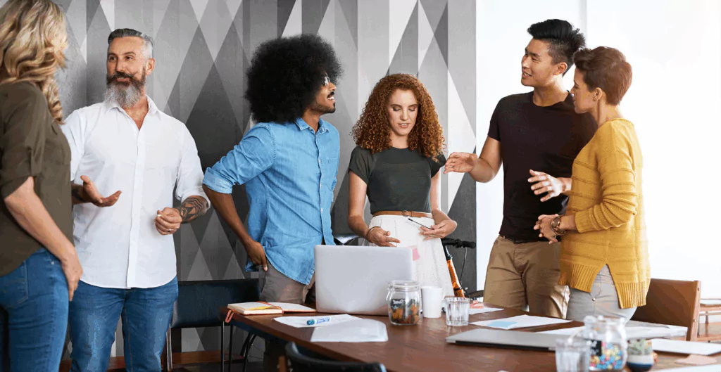 Seis pessoas em escritório conversando